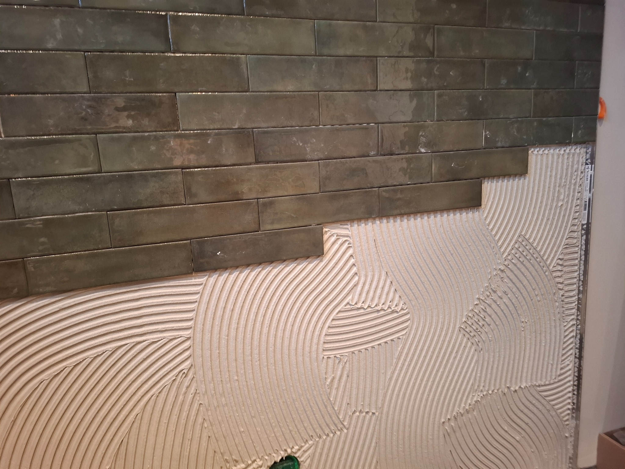 Detaljarbete i kakelsättning
